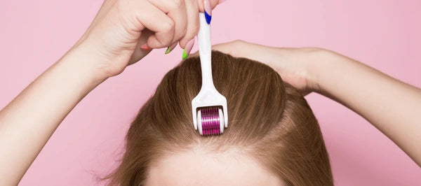  mulher usando microagulhamento no couro cabeludo para crescimento de cabelo